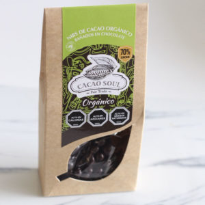 Nibs de cacao orgánicos bañados en chocolate 70%, 75 grs.